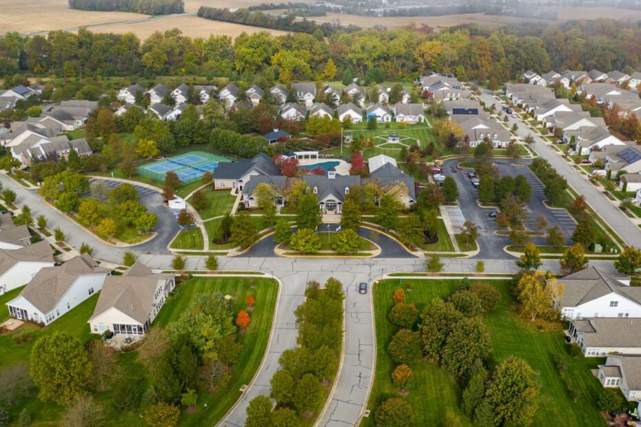 HOA community with homes, tennis courts, parking lot.